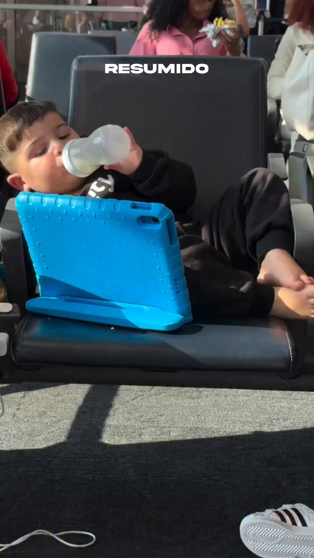 Benja está muy tranqui esperando el avión