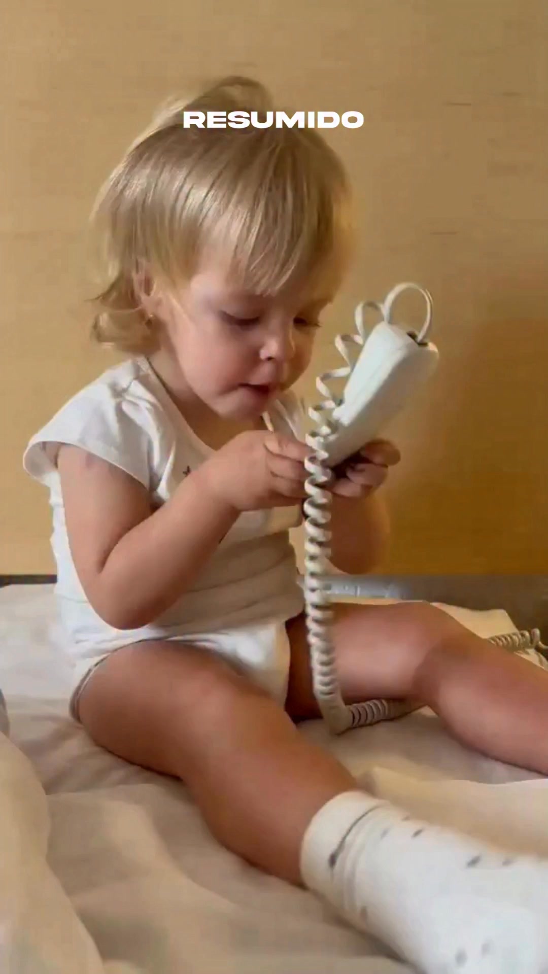 Milenka a full hablando por teléfono 📞