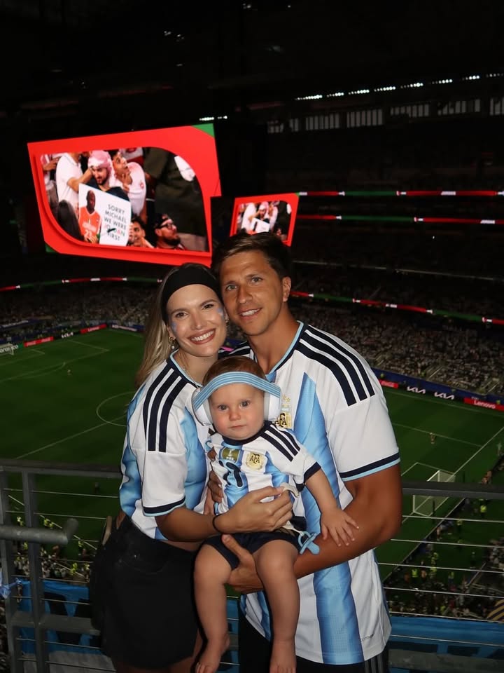 Eva Bargiela con Gian Simeone y su hijo Fausti alentando a Argentina 🩵