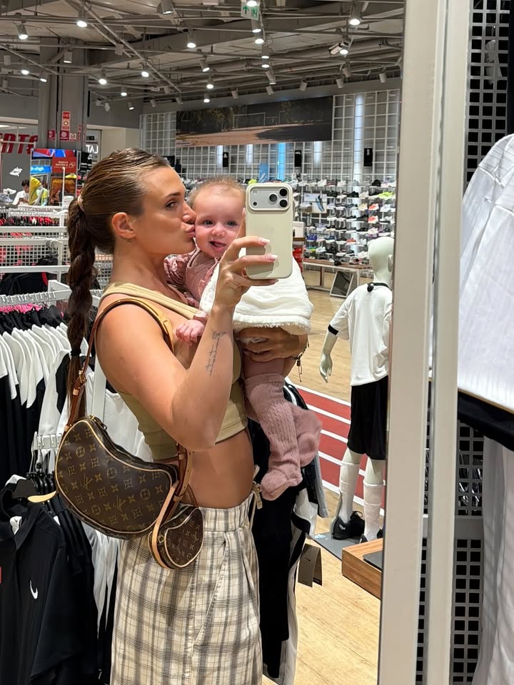 Cami Homs con su hija Aitana 馃┑