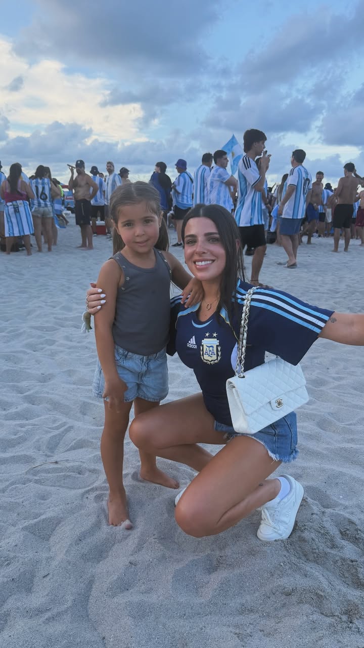 Valu Cervantes compartió esta foto con Oli, listas para bancar a La Scaloneta