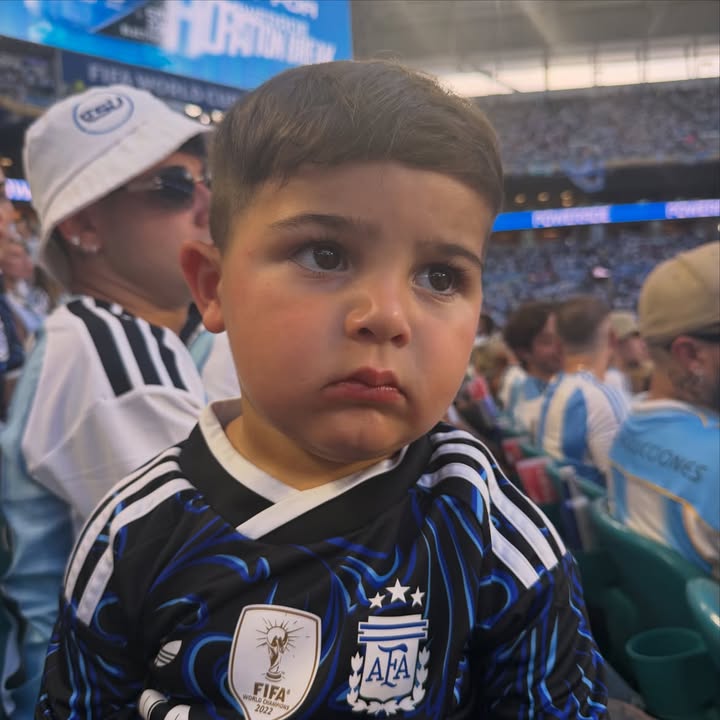 La foto que compartió Valu Cervantes de Benja Fernánez enojado durante el partido de Argentina- Cabo Verde😍