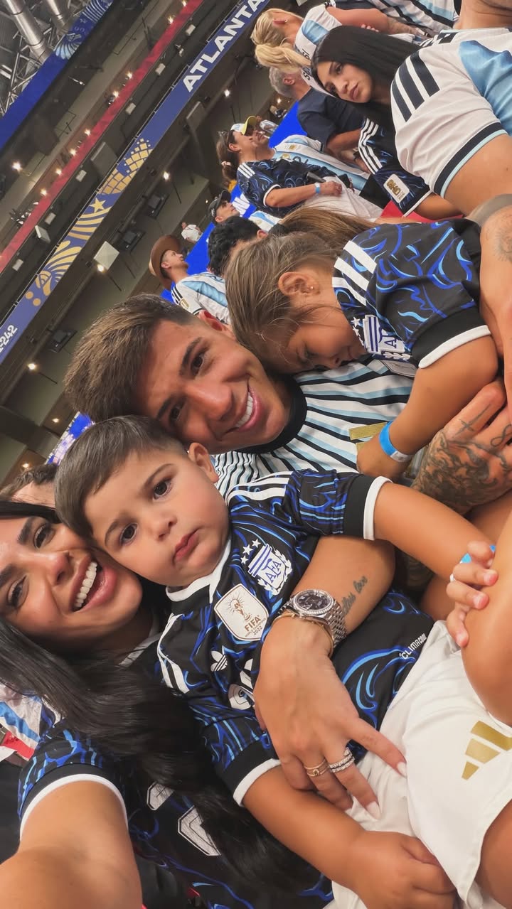 Valu Cervantes compartió esta foto con Enzo Fernández y sus hijos Benja y Oli