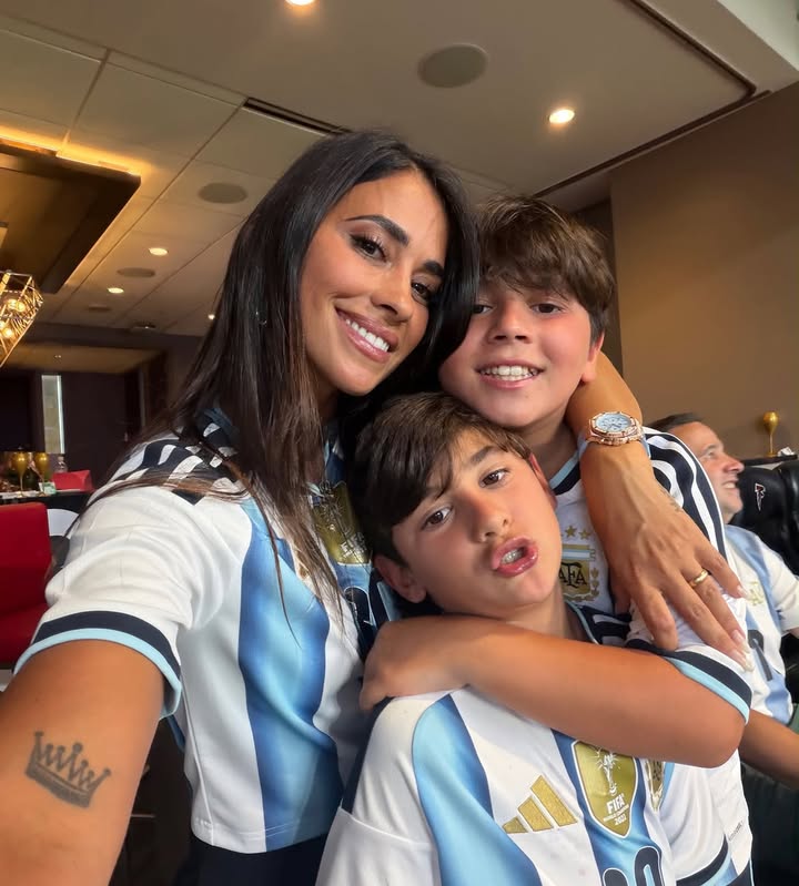 Anto Rocuzzo con Mateo y Ciro Messi alentando a la Selección 🇦🇷