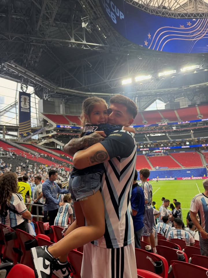 Enzo Fernández y Olivia después del partido de Argentina 🩵