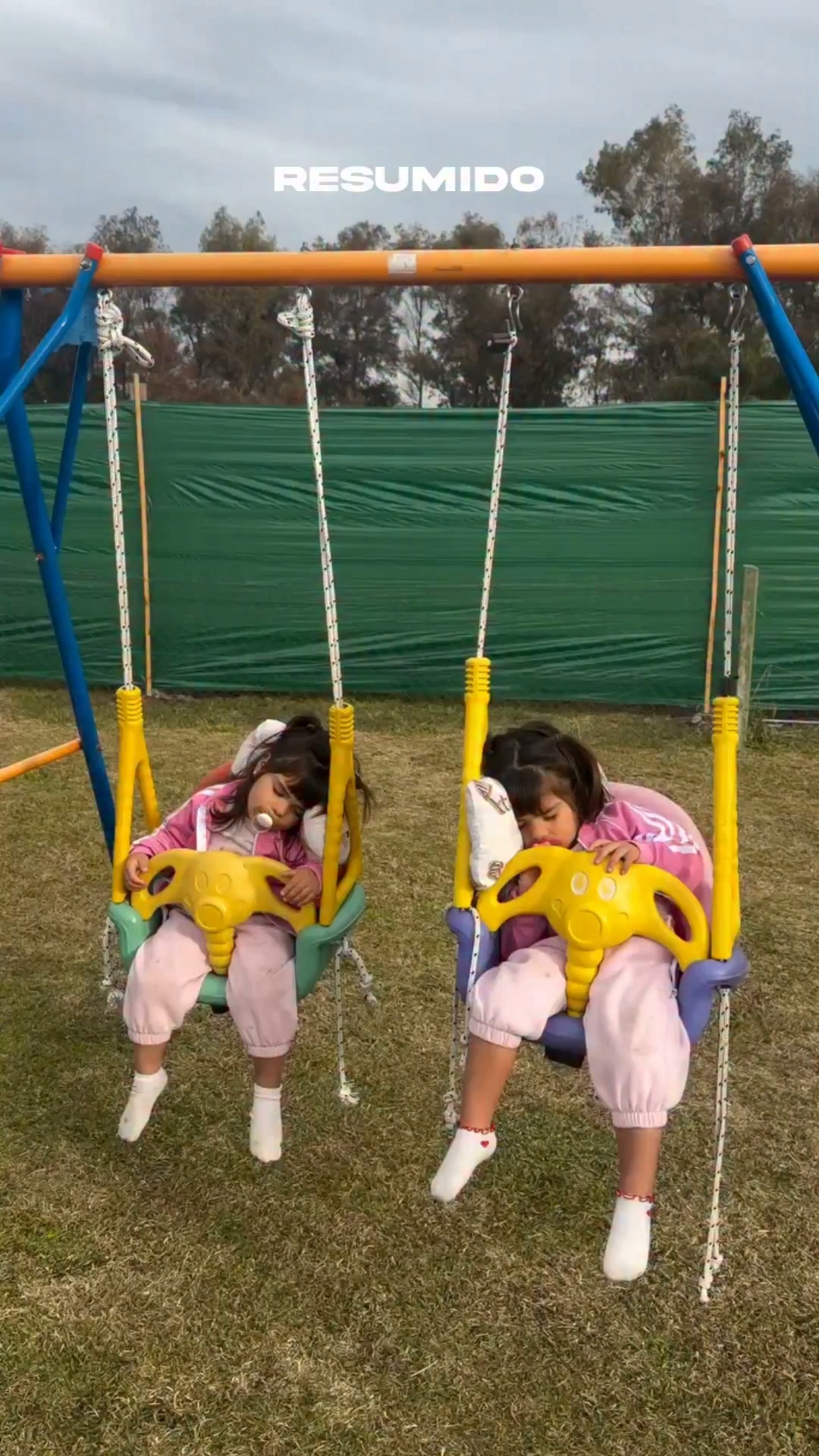 Cada una duerme a sus hijos como puede😂 La técnica de Dani Celis con sus hijas gemelas😍