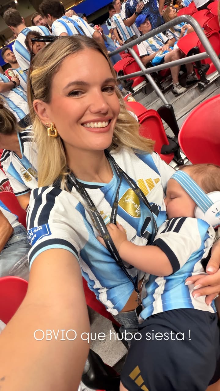 Eva Bargiela con Faustino alentando a Giuliano Simeone en el partido de Argentina