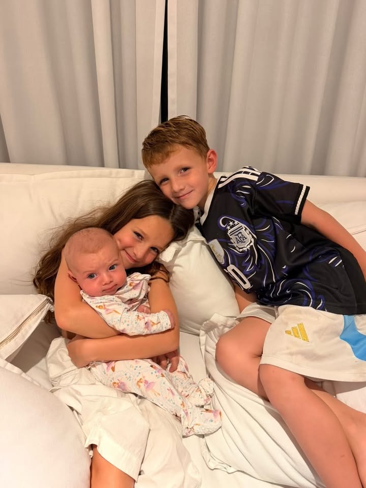 Cami Homs compartió esta foto de sus 3 hijos 🥹💘