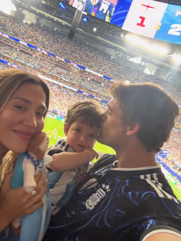 Jimena Barón y Tuma Palleiro con su hijo Arturo en la cancha 🇦🇷