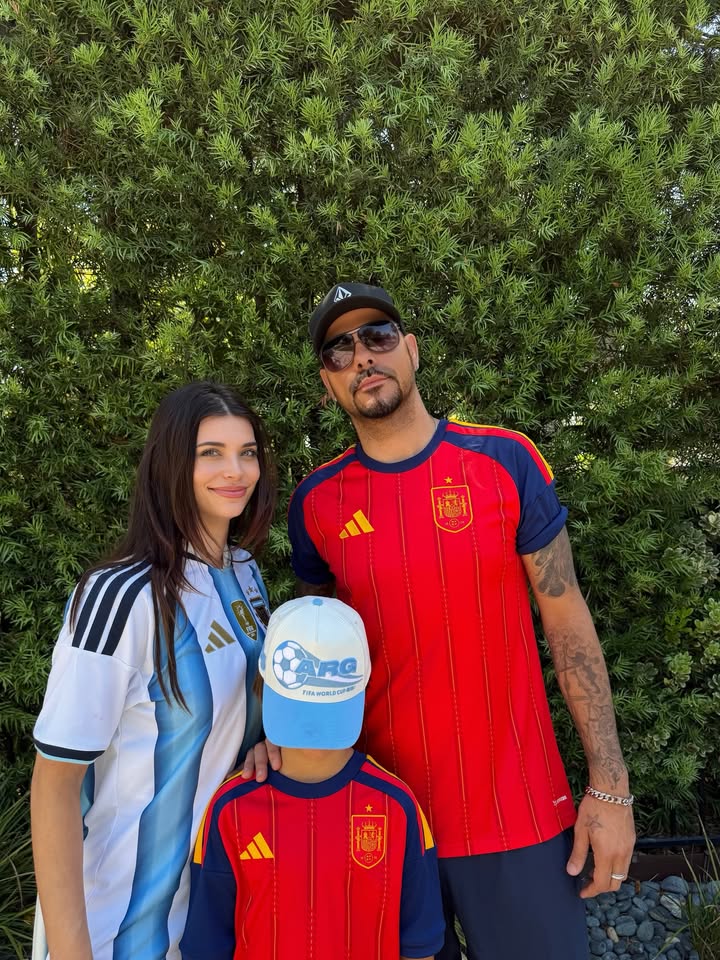 Eva Dedominici subió estas fotos con su familia y escribió: "Cairito nació en Estados Unidos y es mitad argentino, mitad español… hoy se celebra o se celebra… el pibito gana o gana 🩵🤍🇦🇷⚽️🇪🇸💛❤️"