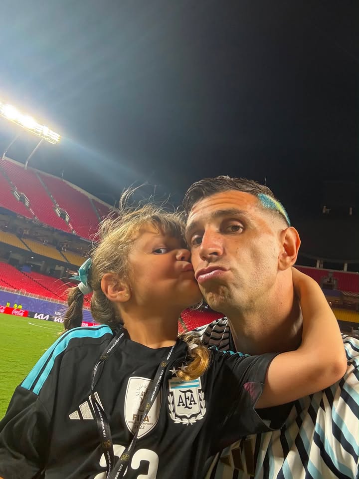 El Dibu Martínez con sus hijos Ava y Santino 💖