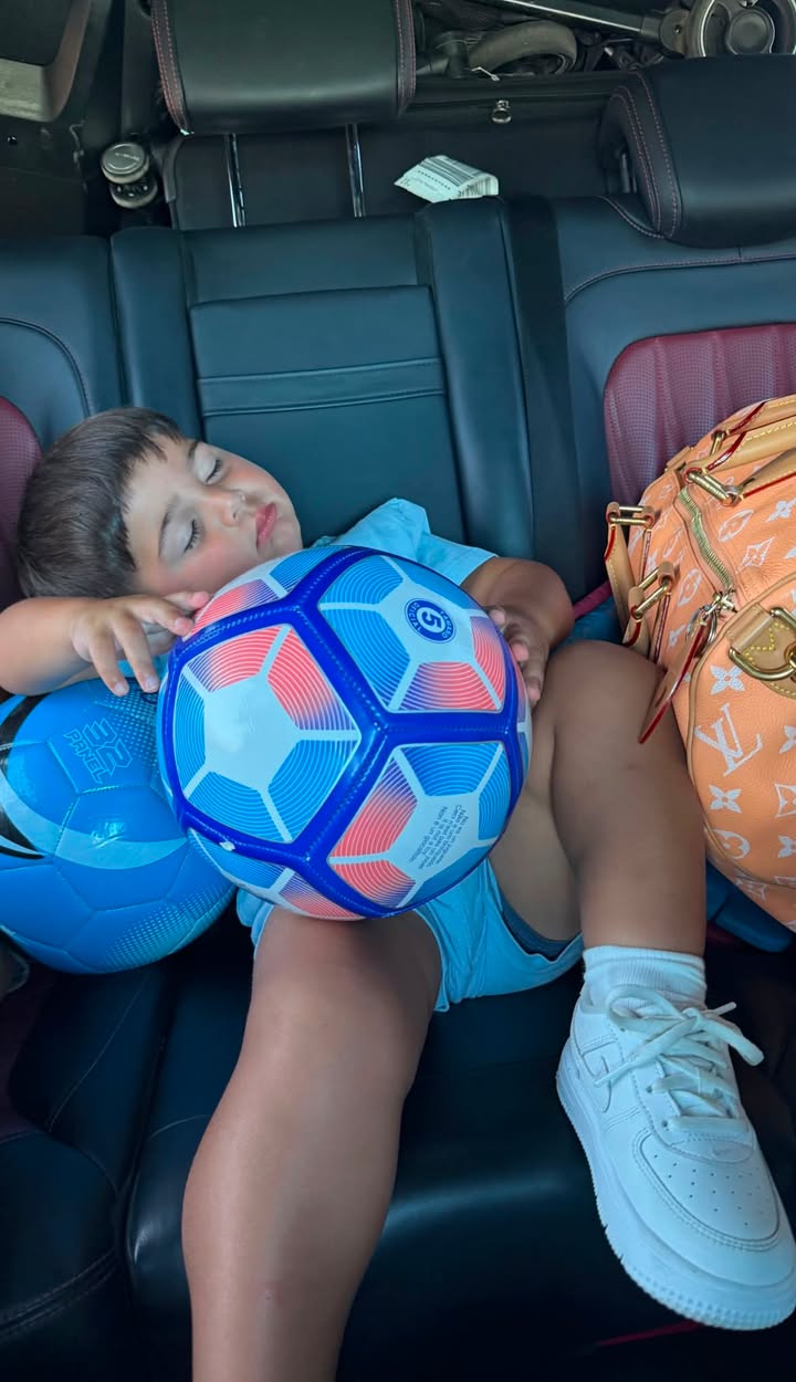 Benja Fernández se quedó dormido pero no suelta la pelota… Nos hace acordar a alguien 😂