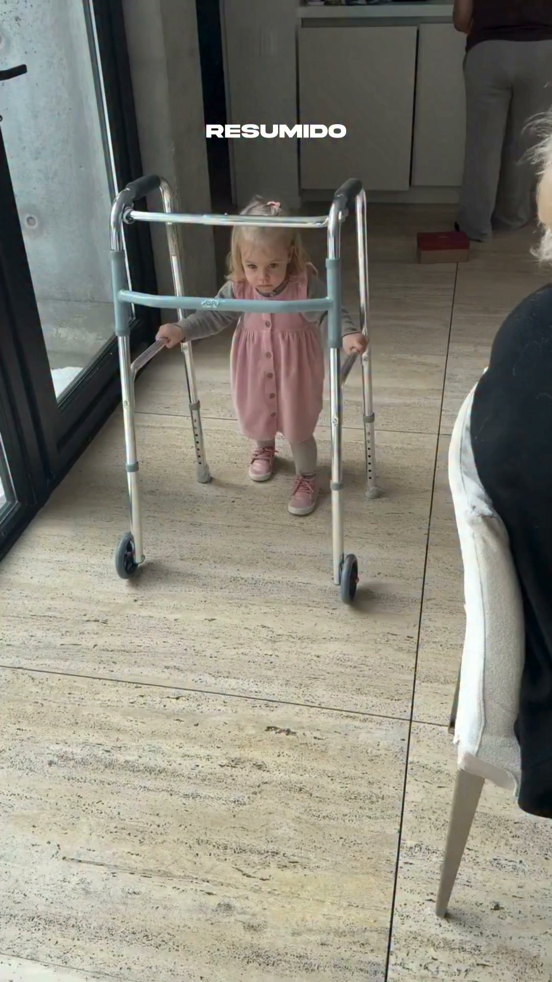 ¡Milenka ya practica con el andador por las dudas! 🤣