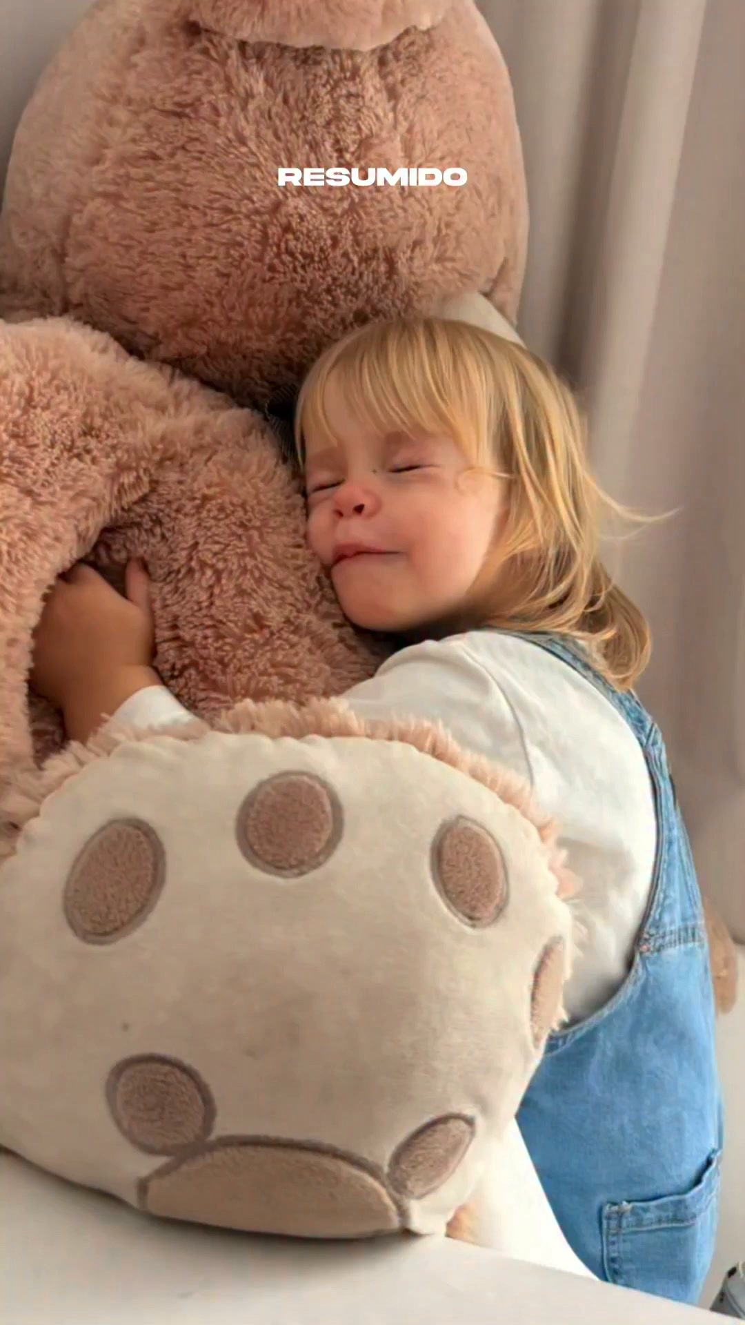Milenka y su súper oso de peluche 🥹