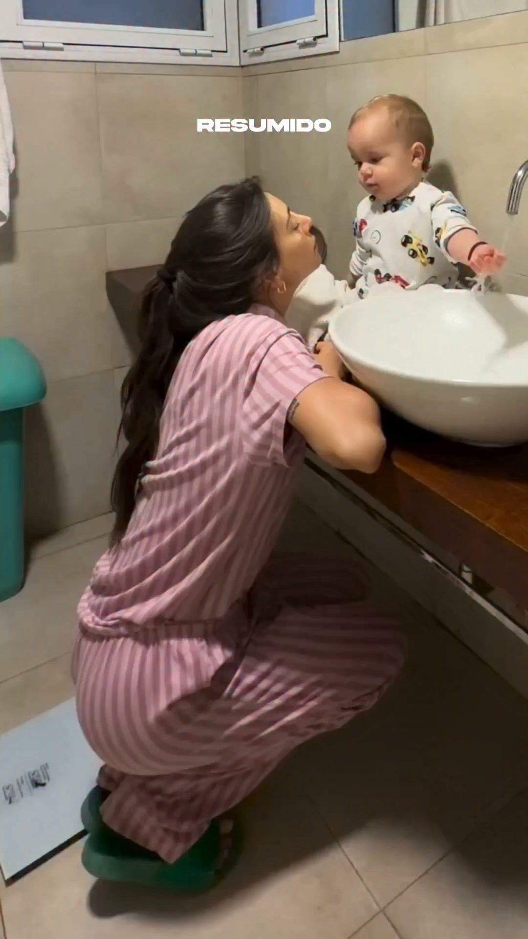 Marco ayuda a su mamá, Sol Pérez a hacerse la skin care