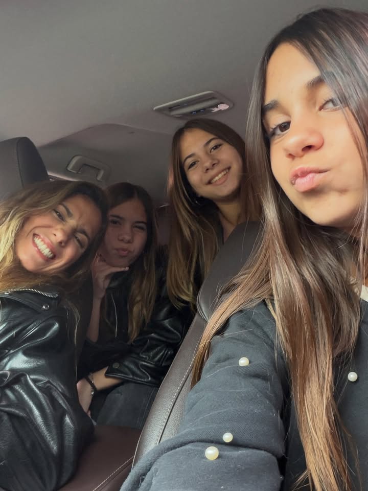 Cinthia Fernández subió esta foto con sus hijas y escribió:
