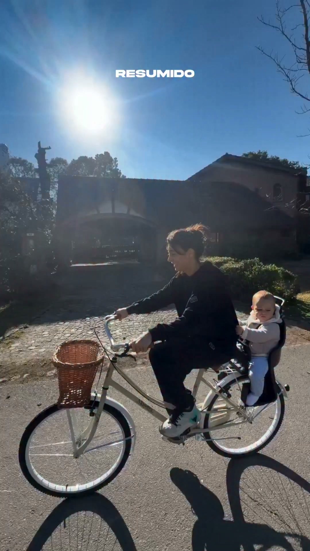 Sol Pérez andando en bici con su hijo Marco