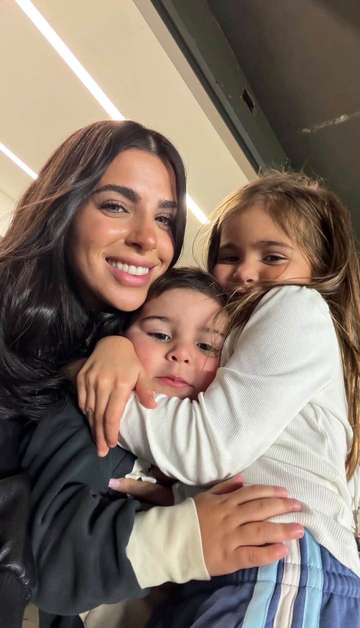 Valu Cervantes con sus hijos Olivia y Benja Fernández alentando a la Selección Argentina 🇦🇷