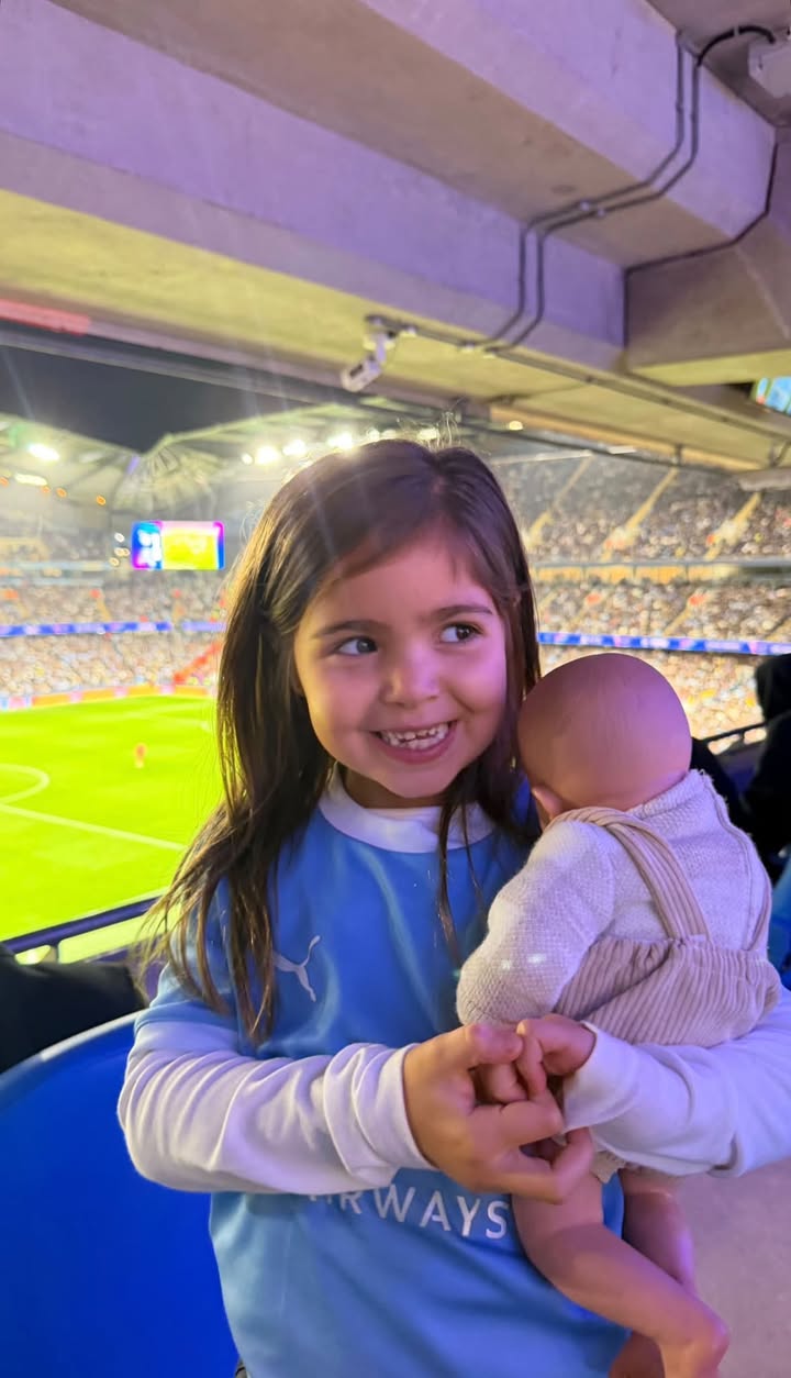 Valu Cervantes compartió esta foto de Olivia y su bebote en la cancha alentando a Enzo Fernández ⚽️