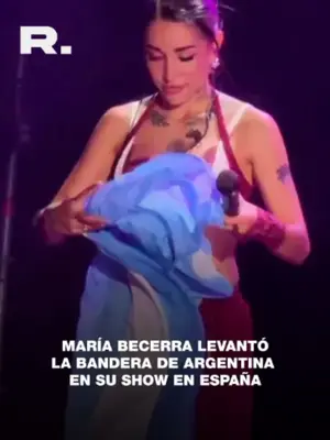 MARÍA BECERRA MOSTRÓ LA BANDERA DE ARGENTINA EN SU SHOW EN ESPAÑA