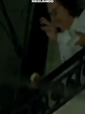 EL HOMENAJE DE LA GENTE A CHARLY AFUERA DE SU CASA POR EL CUMPLE