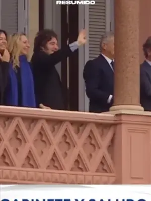¿MILEI "FARMEÓ AURA" EN EL BALCÓN DE LA CASA ROSADA?