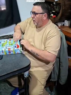 LE REGALARON LO QUE TANTO SOÑÓ DE CHICO Y SE EMOCIONÓ