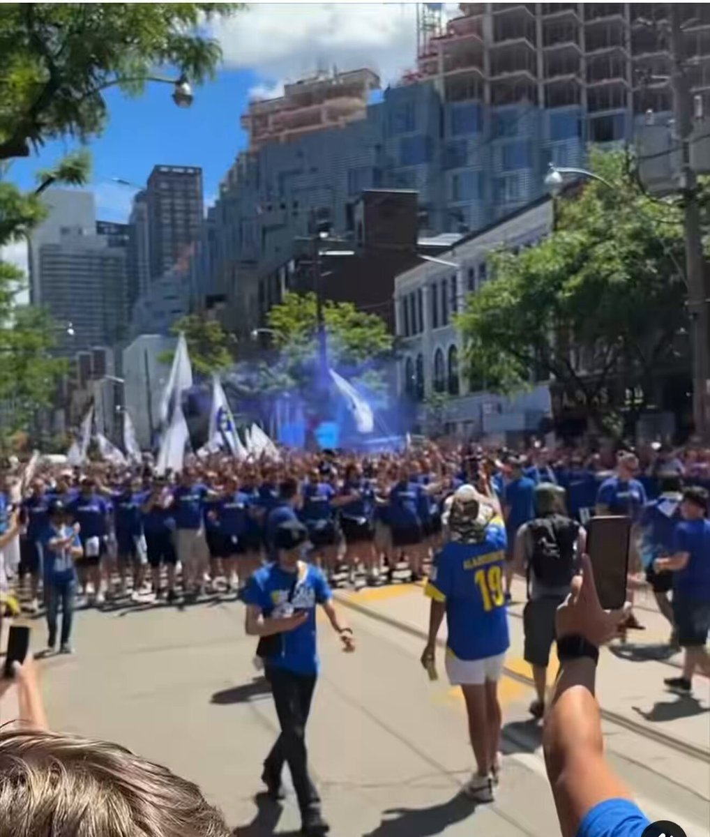 Los bosnios copan las calles al ritmo de Bella Ciao para el debut de su selección ante Canadá