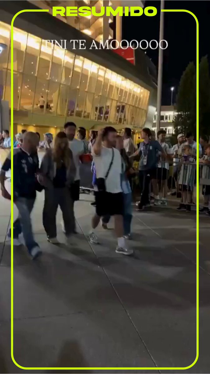 Tini saliendo del estadio en Kansas, después del triunfo de Argentina contra Argelia