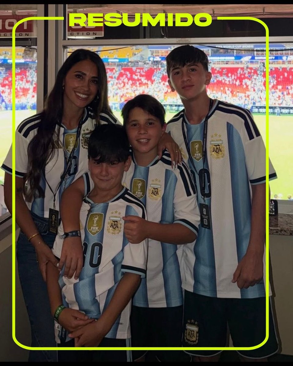 “Con vos siempre. Sos increíble 🤍🤍” 

El posteo de Anto Rocuzzo bancando a Leo junto a sus hijos en el partido de Argentina contra Argelia