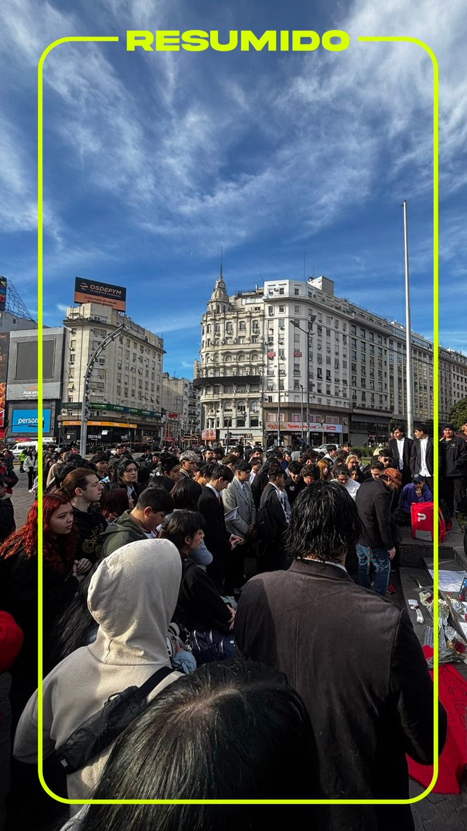 Empezó el homenaje a Gaspi en el Obelisco. Algunos fans ya se acercaron para recordar al youtuber y darle el último adiós