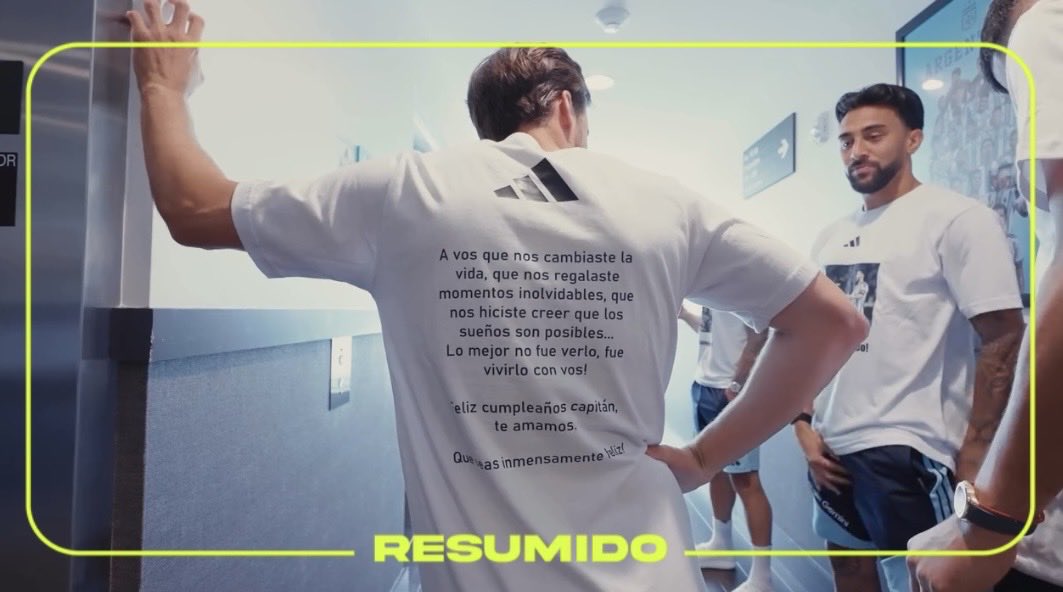 “A vos que nos cambiaste la vida, que nos regalaste momentos inolvidables, que nos hiciste creen que los sueños son posibles… Lo mejor no fue verlo, fue vivirlo con vos” 

La remera que le hizo la Sel