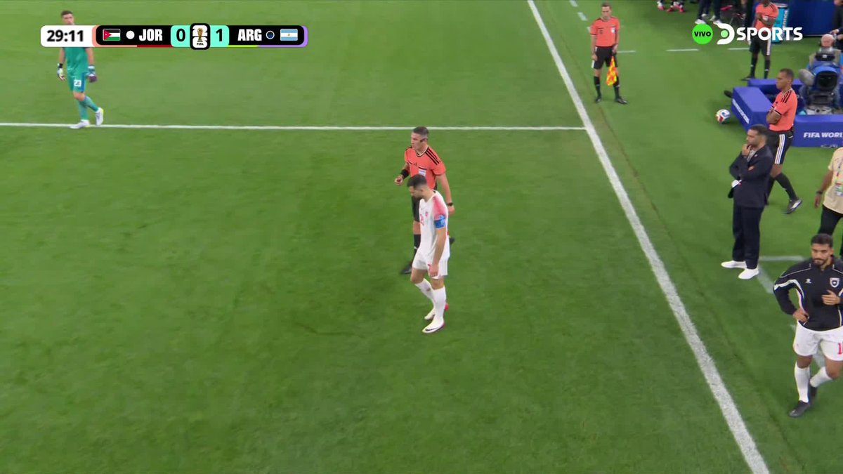 Durísima patada para Senesi y penal para Argentina