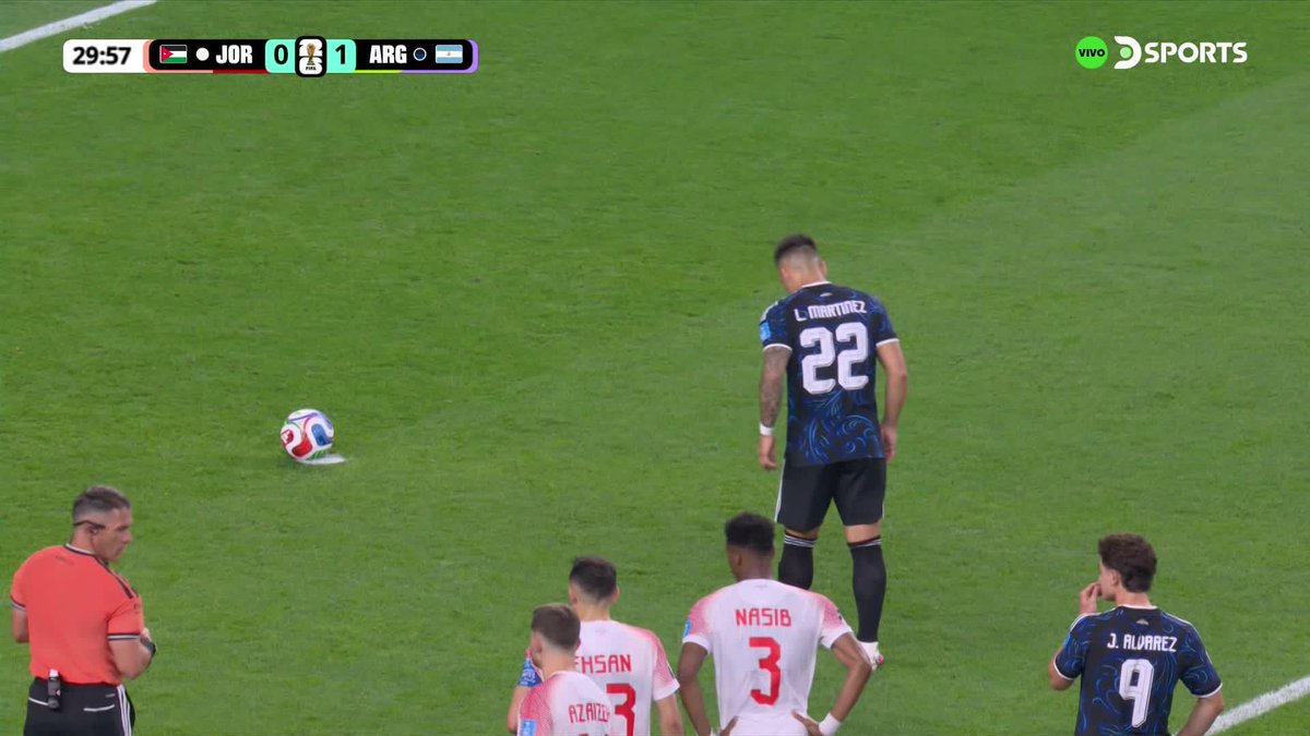 Lautaro Martínez pateó el penal ante la falta de Marcos Senesi 

Marcó el 2-0 de Argentina ante Jordania
