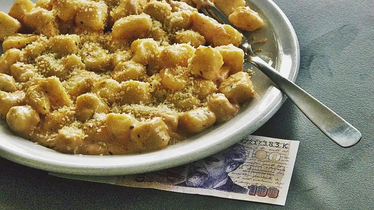 El santo les deseó un buen augurio para que tengan un año de abundancia

Y cuando levantaron su plato... había monedas abajo