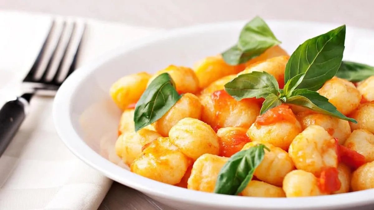 La otra versión es más simple y más creíble

El 29 es casi fin de mes. Los italianos más pobres no tenían plata para comer bien.  Los que estaban mejor los invitaban a comer ñoquis y les dejaban moned