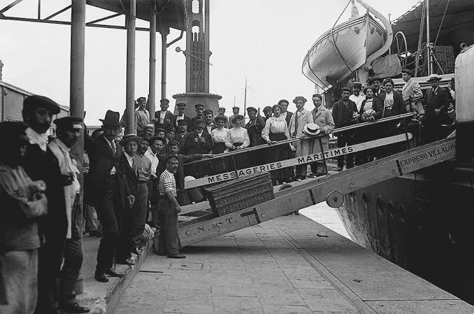La tradición cruzó el Atlántico con los inmigrantes italianos que llegaron al Río de la Plata desde el siglo XIX.

y en Argentina y Uruguay nunca más se fue