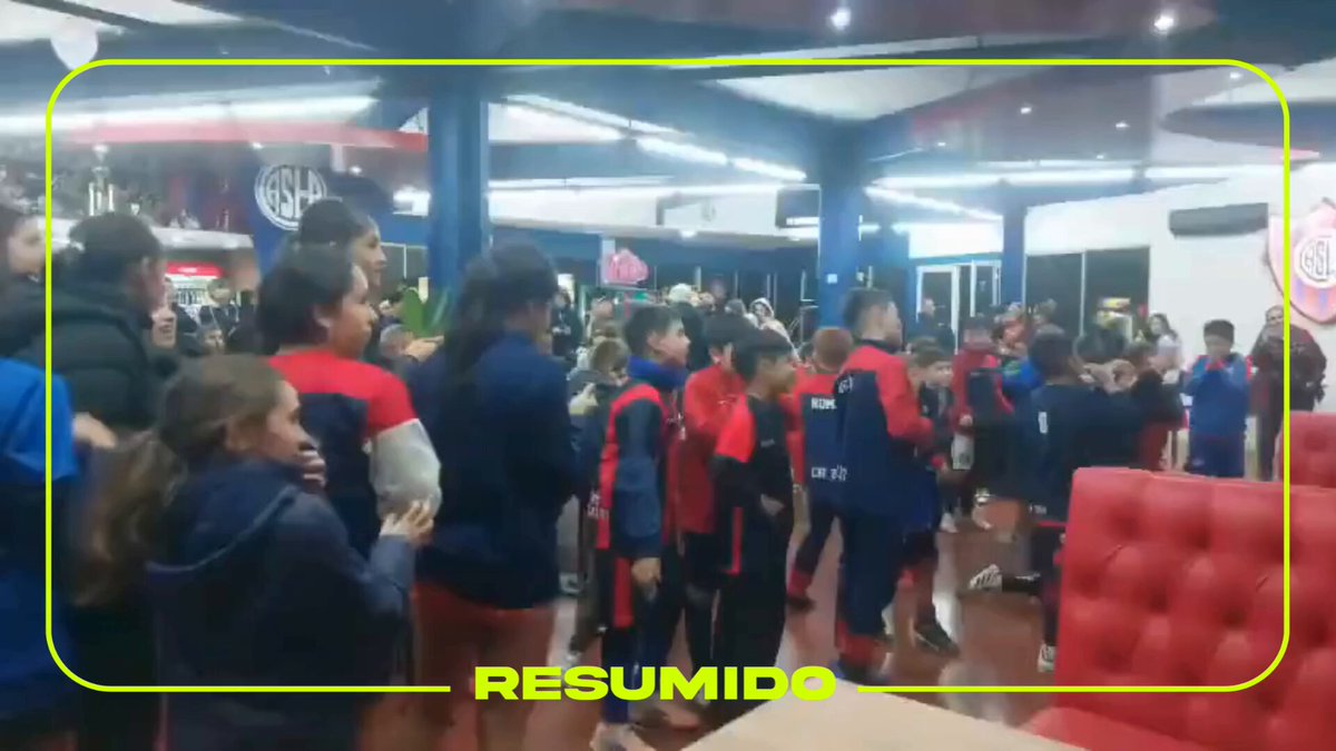 Las infantiles de San Lorenzo alentando a Orlando Gill