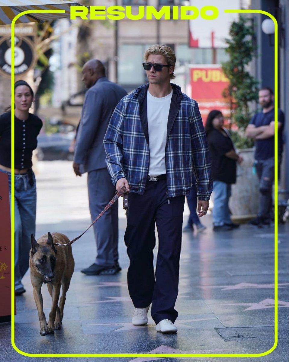 📷 Stephen Kalyn dando un paseo por Los Ángeles con su perro
