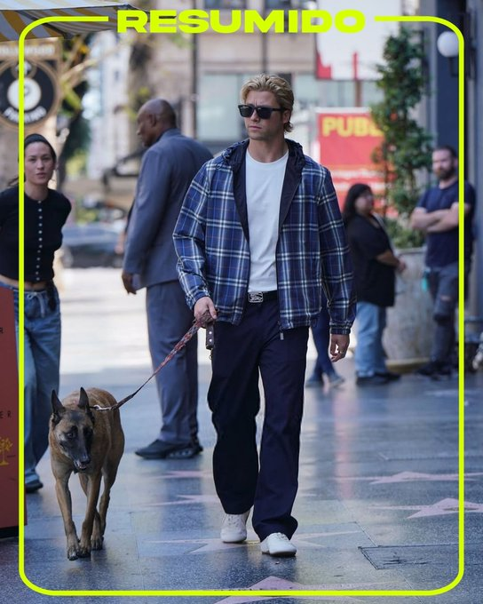 📷 Stephen Kalyn dando un paseo por Los Ángeles con su perro