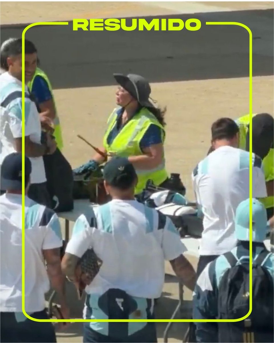 La risa de Leo fue porque le encontraron un magiclick al Cuti Romero en la valija.
El tipo estaba preocupadísimo por mantener la cábala del palo santo para el Mundial 2026.