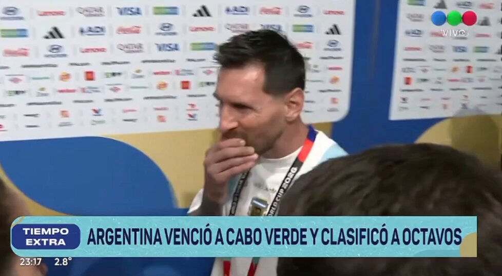 El mejor adentro y afuera de la cancha🤩

Después de varios días de rumores en contra de Sofi Martínez, Messi se acercó a saludarla en zona mixta y le dio su apoyo