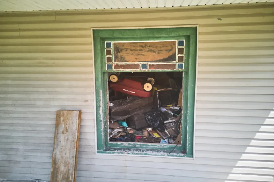 La vivienda estaba llena de basura y desechos humanos.
El sheriff del condado llegó a decir que el ganado vivía en mejores condiciones que esos chicos.
Pero eso no era todo