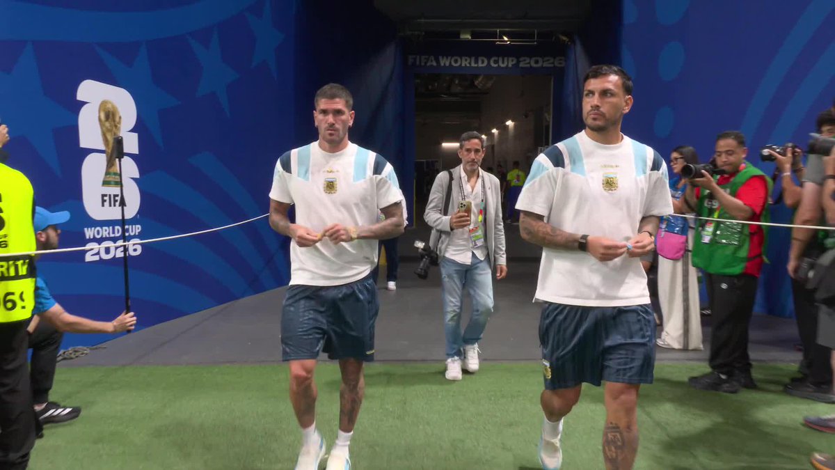 Paredes y De Paul ya pisaron el campo de juego del estadio de Atlanta 

Y vos, ¿ya tenes lista tu cábala?