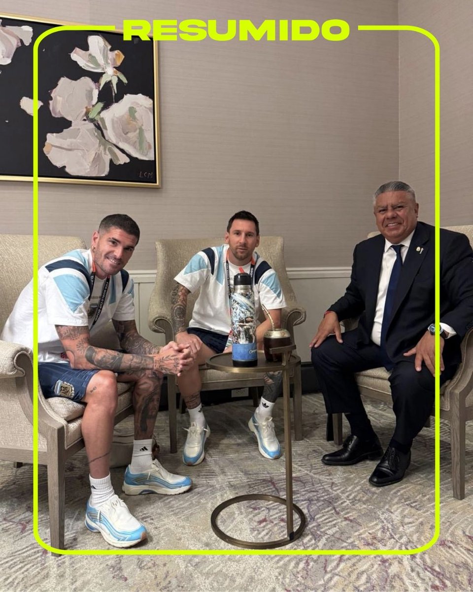 La foto cábala de Leo, Rodri y el Chiqui Tapia previo al partido contra Egipto
