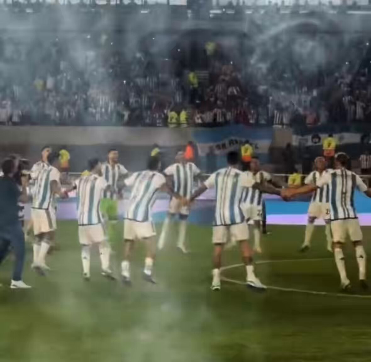 QUE LINDA QUE SOS ARGENTINAAAAAA

ESTAMOS EN CUARTOS DE FINALLLL