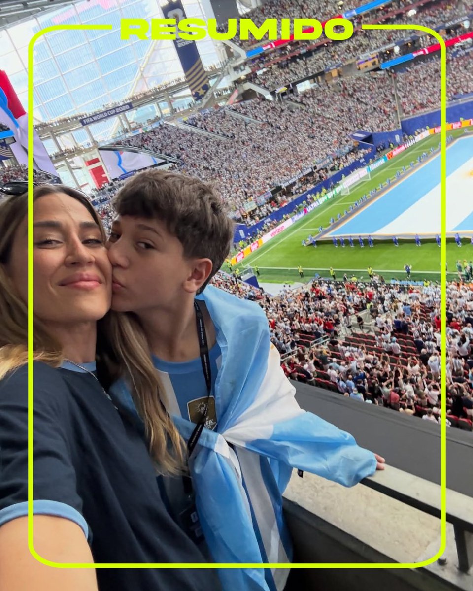 Jimena Barón y Momo en el partido de la Selección Argentina ante Egipto