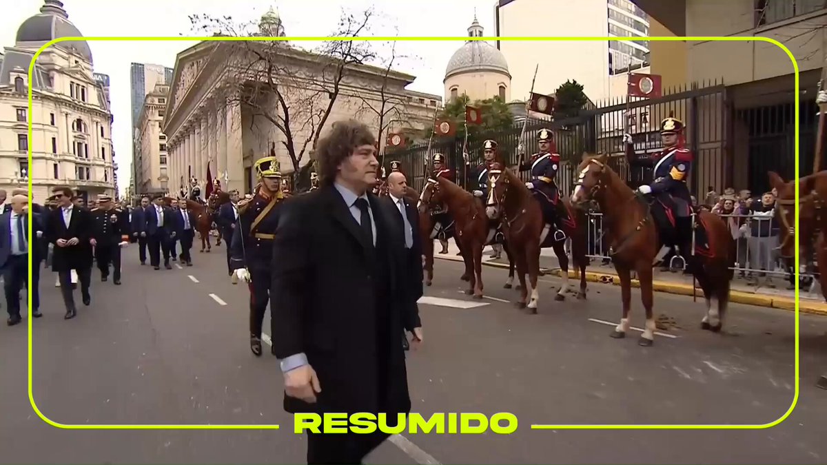 Milei cantó la "Marcha de San Lorenzo" con uno de los Granaderos a Caballo