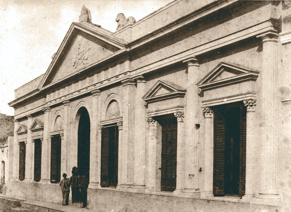 El 9 de julio de 1816, en una sala de Tucumán, un grupo de hombres firmó el acta que fundó Argentina.

Ese papel con esas firmas existe en los cuadros, en los billetes, en los libros de historia.

Per