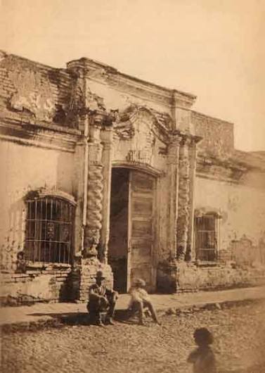 Tenés el documento más valioso de tu historia. Lo acabás de firmar. Es el momento más importante de tu vida política.

Y en algún momento entre 1816 y hoy... alguien lo perdió. O alguien lo hizo desap